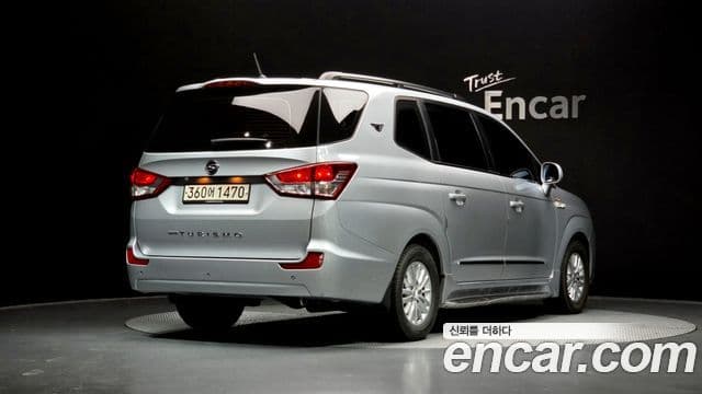2015 SsangYong 코란도 투리스모 — миниатюра 3