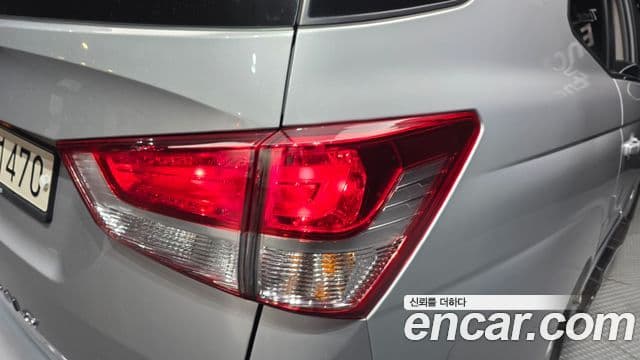 2015 SsangYong 코란도 투리스모 — миниатюра 9